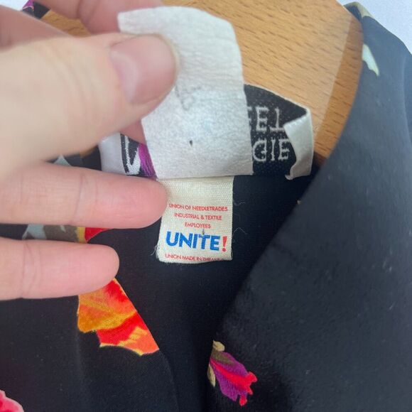 Maggie Sweet Black Bold Floral Metal Button Front Mock Neck Blouse Size Small - Picture 10 of 11